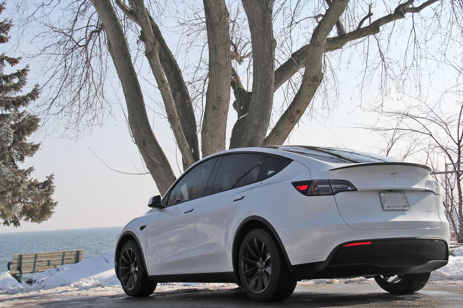 Tesla Model Y improve look with Spoiler