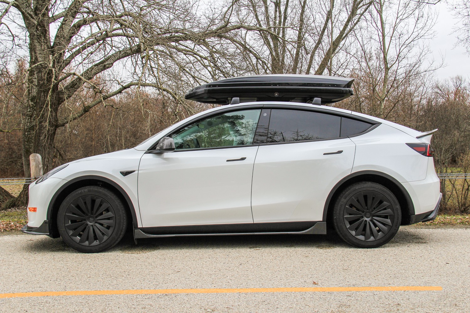 Tesla Model Y roof rack cargo box Thule
